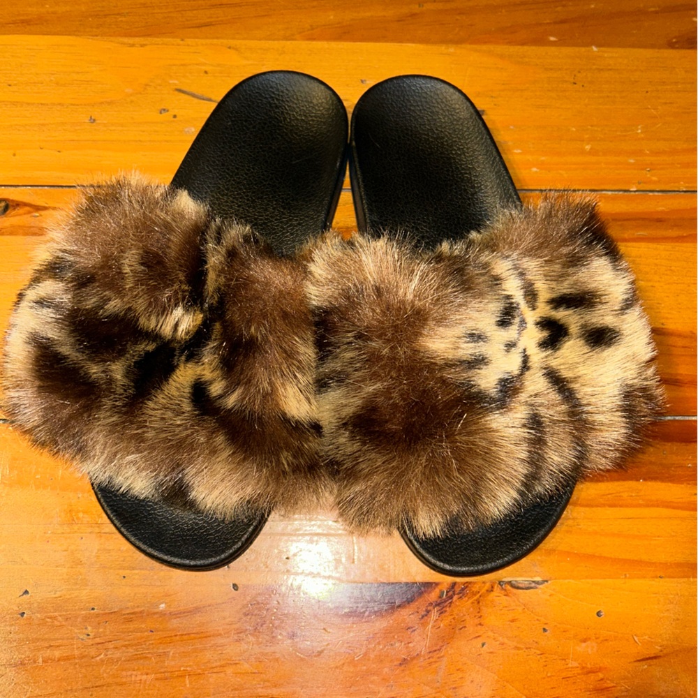 Woman’s Furry Animal Print Slides NWOT Size 8